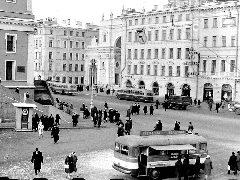 Передвижное отделение связи на Невском проспекте. 