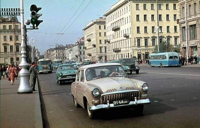 На Невском проспекте тогда царствовали Волги-такси.