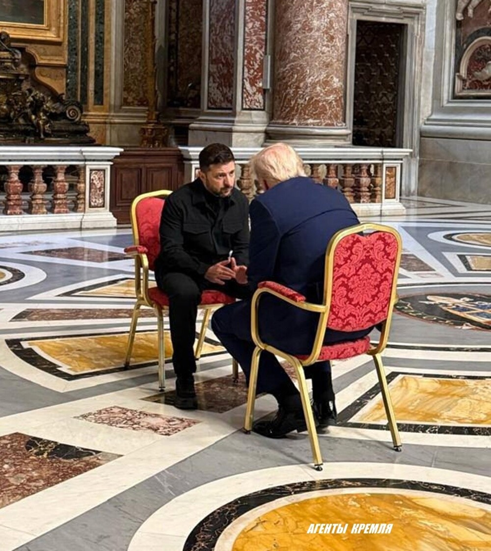 Им не стулья нужны были, а унитазы. Трамп и гнида переговорили в Риме, во время похорон Папы Римского. Диалог длился всего 15 минут и рыжий чуб сбежал