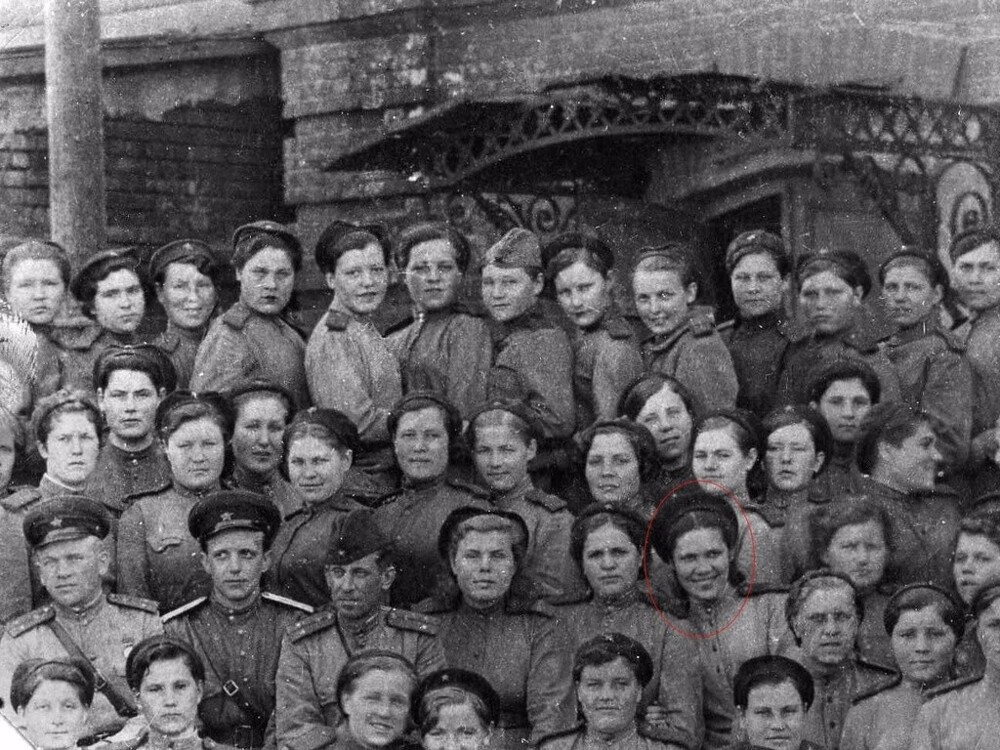 Связисты. Второй ряд третья справа – Алевтина Яковлевна Колчанова. 1945 год. Автор: Вячеслав Комаров.