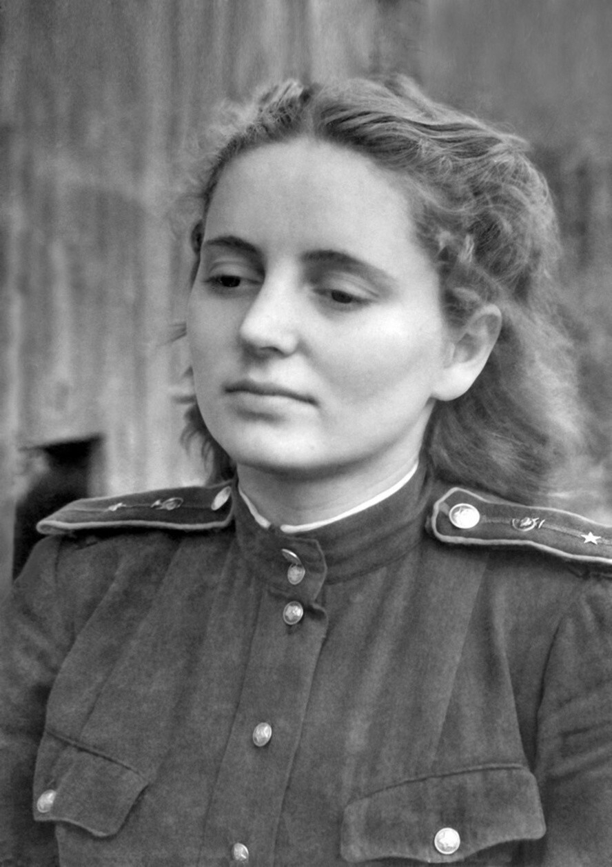 Раиса Петровна Юдина, старшая медсестра эвакуационного госпиталя № 3747. 1943–1944 годы. Снимок из архива Виктора Бровцина.