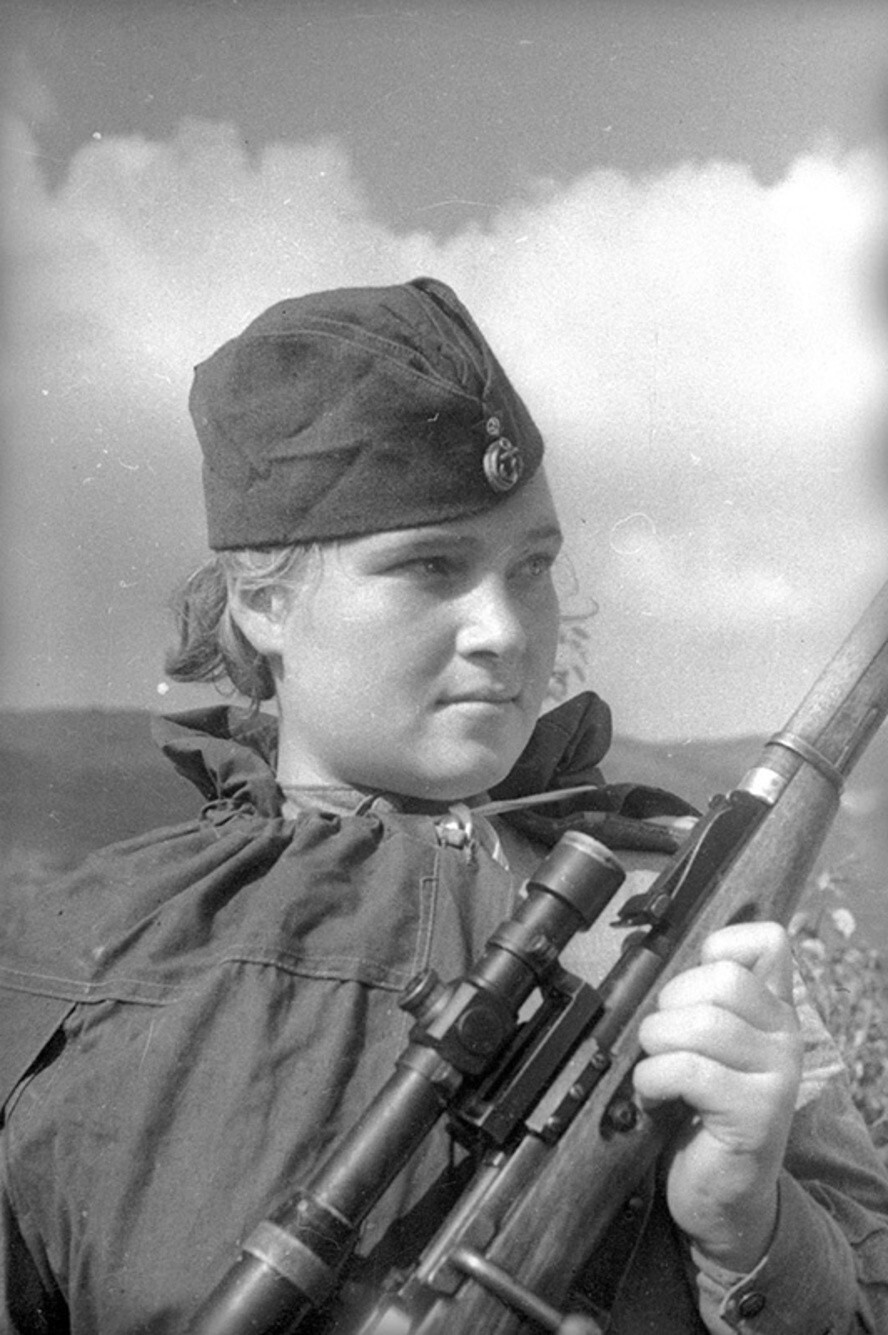 Снайпер Елизавета Миронова. 1943 год. Автор: Евгений Халдей. Крымская АССР.