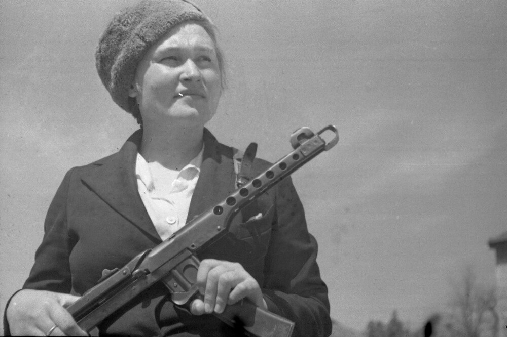 Партизаны Северного соединения. Связная с Симферопольским подпольем Евгения Островская. 14 апреля 1944 года. Автор: Иван Запорожский. Бахчисарай.
