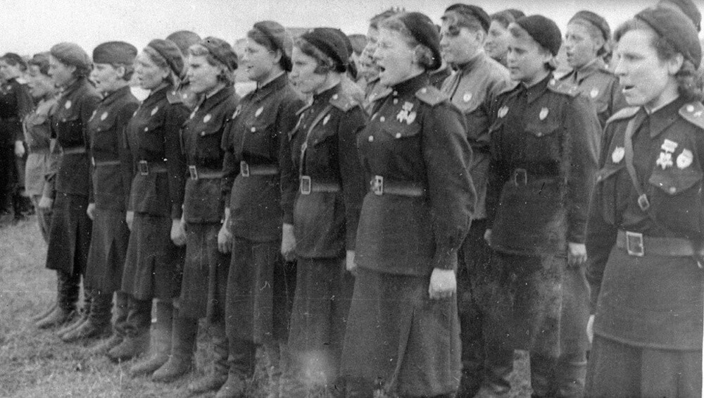 Вручение гвардейского знамени 46-му женскому авиационному полку. 1943 год. Автор: Евгений Халдей.