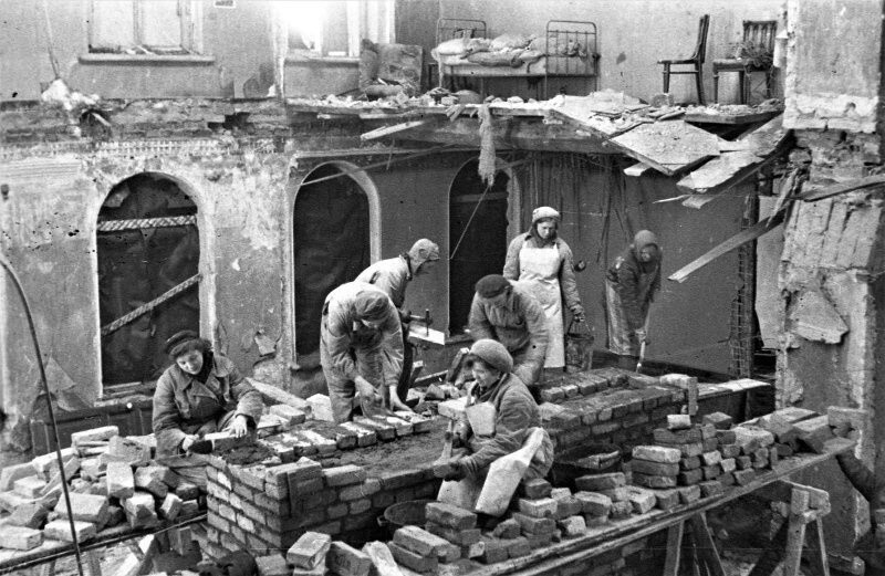 Девушки из ПВО начали первые восстановительные работы в городе. 1943 год. Автор: Сигизмунд Кропивницкий. Ленинград.