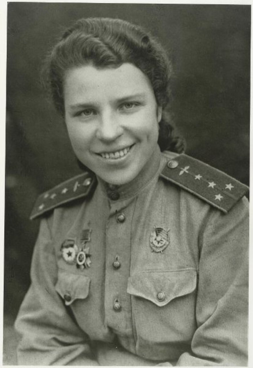 Портрет Евдокии Никулиной, летчицы 46-го женского авиационного полка Таманской дивизии. 1943 год. Автор: Евгений Халдей. Новороссийск.