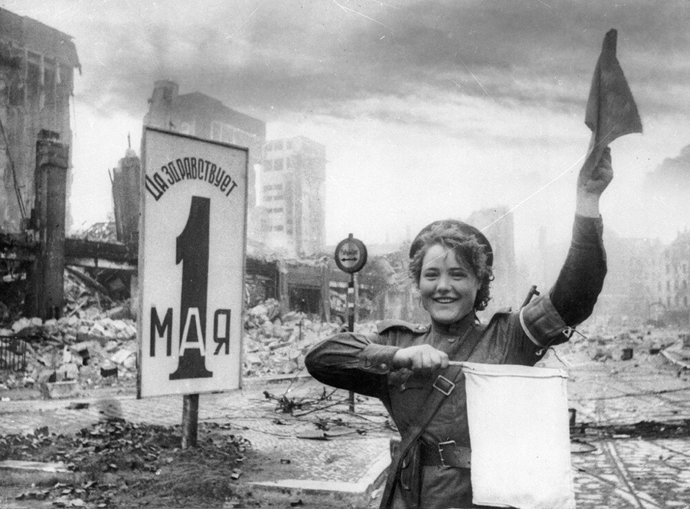 Дорога на Берлин, регулировщица Мария Шальнева. 1945 год. Автор: Евгений Халдей.