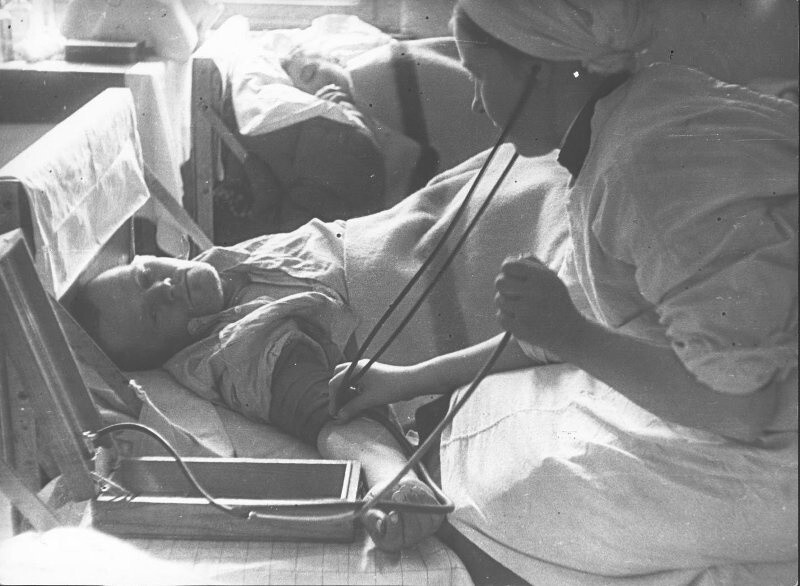 В полковом медпункте. Май 1945 года. Автор: Валерий Фаминский. Берлин.