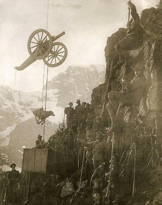 1. Итальянские войска поднимают орудие, собаку и солдата в горы, Альпы, 1915 год