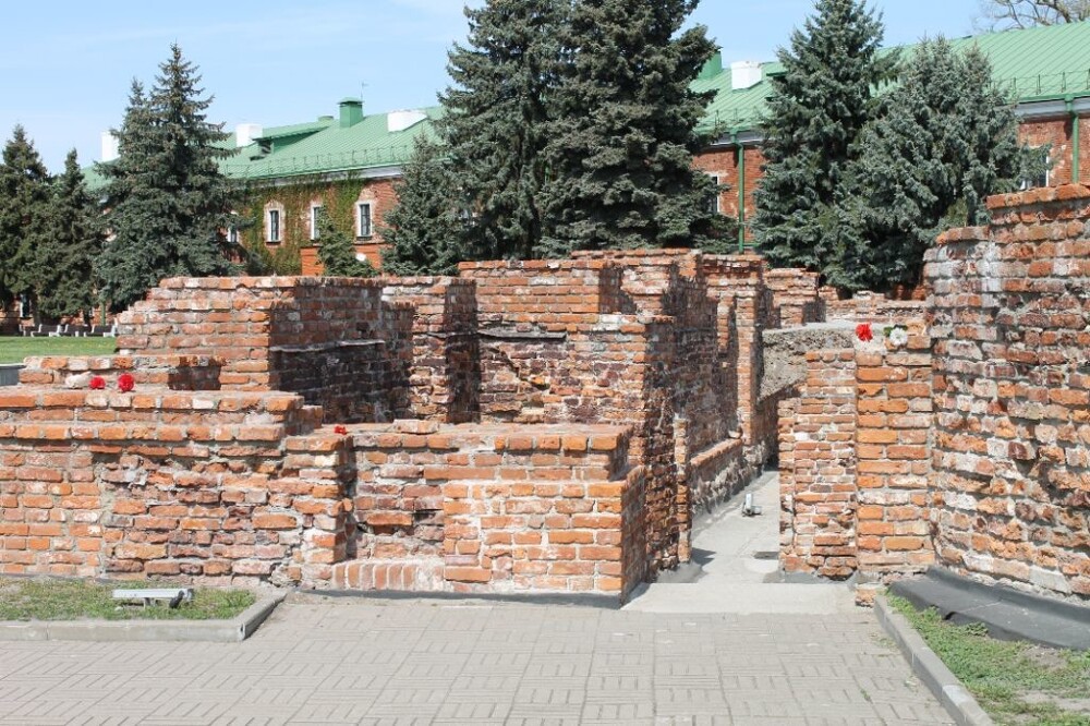 У стен Брестской крепости