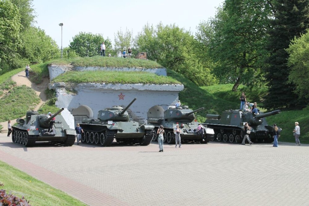 У стен Брестской крепости