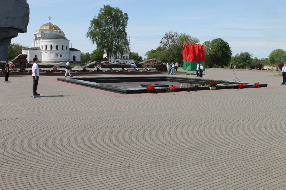 У стен Брестской крепости