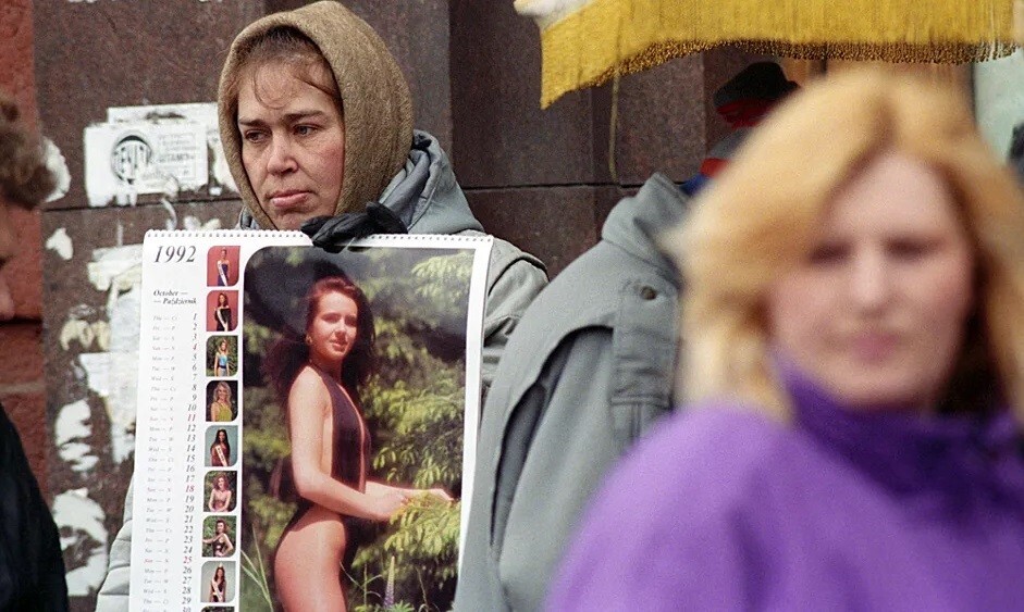 Женщина продаёт календари у метро «Охотный ряд» , 1992 год.