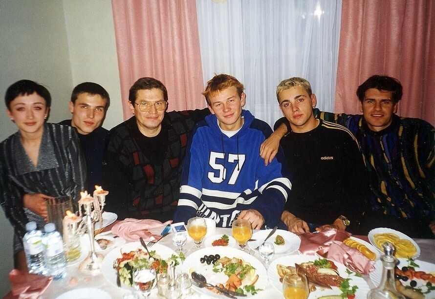 Фото на память. Участники группы (по центру Игорь Богомазов и Сергей Аморалов) «Отпетые мошенники» в ресторане после концерта.