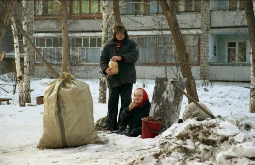 Люди достают припасы из погреба. Новосибирск, 1990-е годы.
