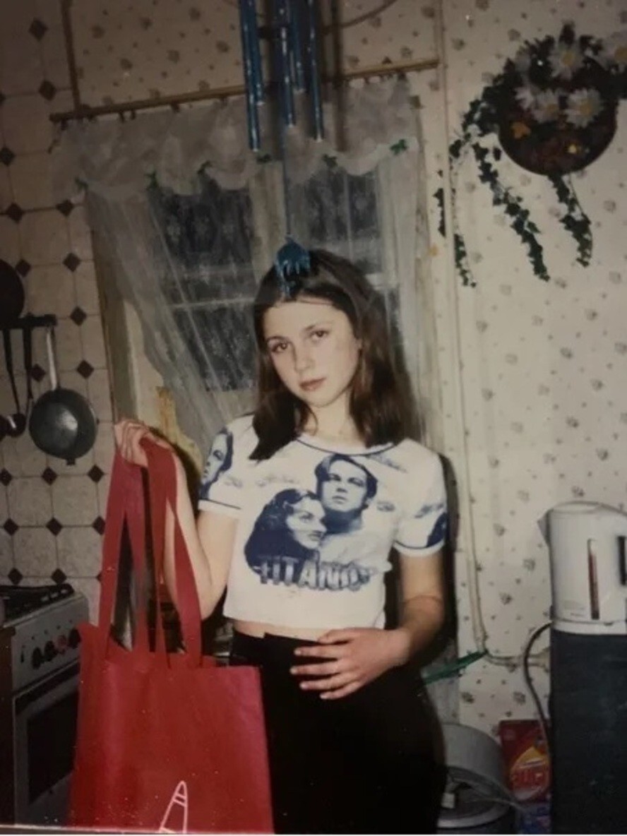 Девушка в модной футболке, 1999 год.