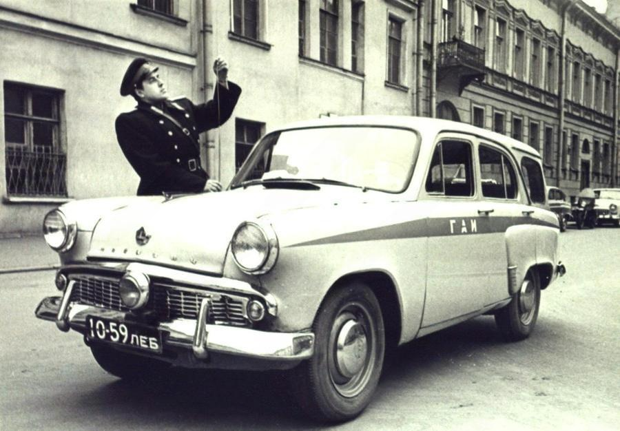Автоинспектор ГАИ у автомобиля Москвич-423Н на улице Каляева (современная Захарьевская улица).