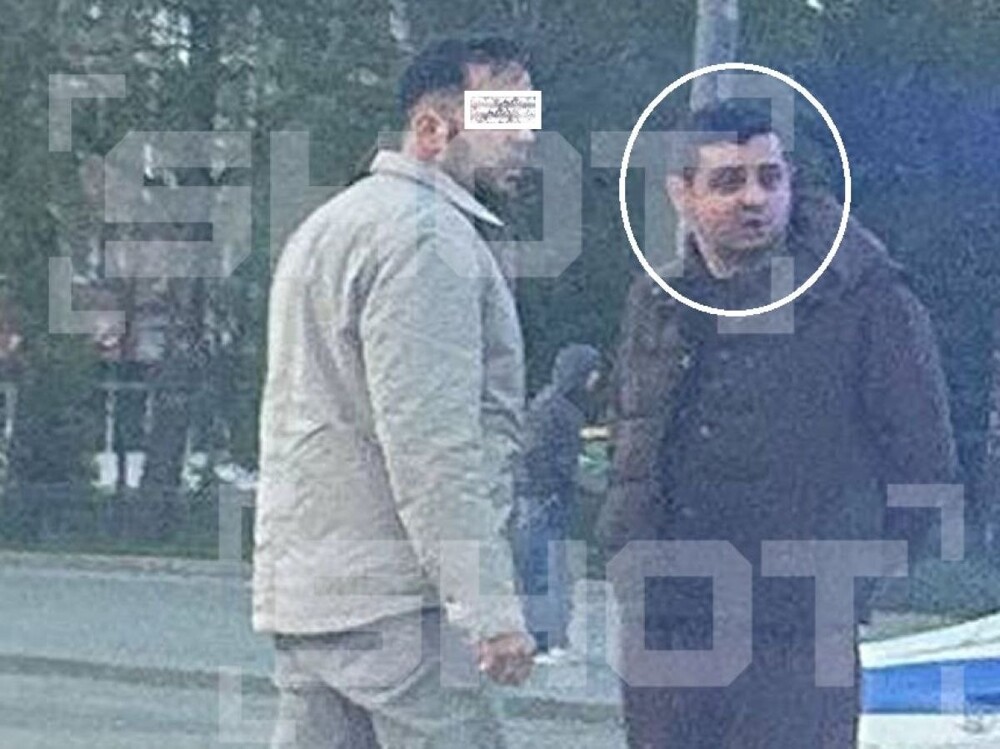 Коммунист Дубовенко смотрит на пролетариев, как