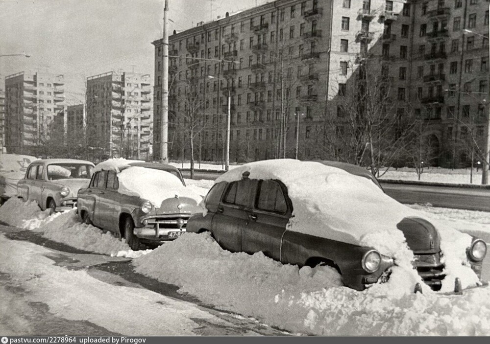 "Победа" и "Москвичи" зимуют на Комсомольском проспекте.