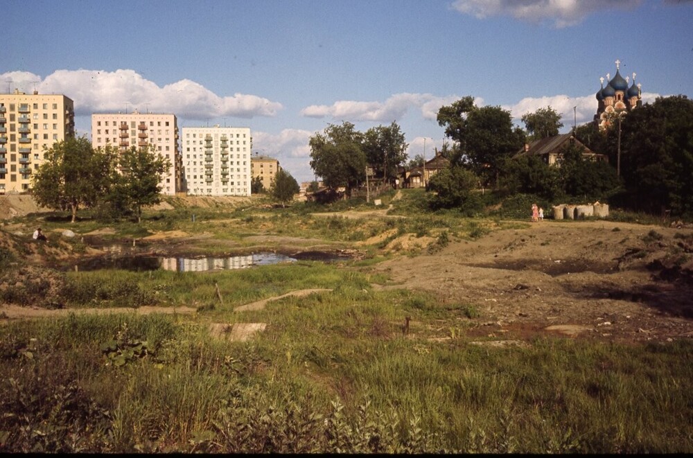 Вид на село Алексеевское, которое постепенно вытесняет Москва, с проспекта Мира.