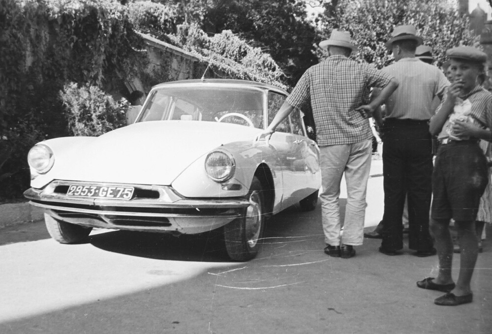 Крымчане с интересом разглядывают Citroen DS-19, невесть откуда взявшийся у Воронцовского дворца. На таком, кстати, Фантомас ездил (и летал).