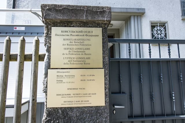В Швейцарии оштрафовали юриста, плюнувшего на табличку посольства РФ в Швейцарии