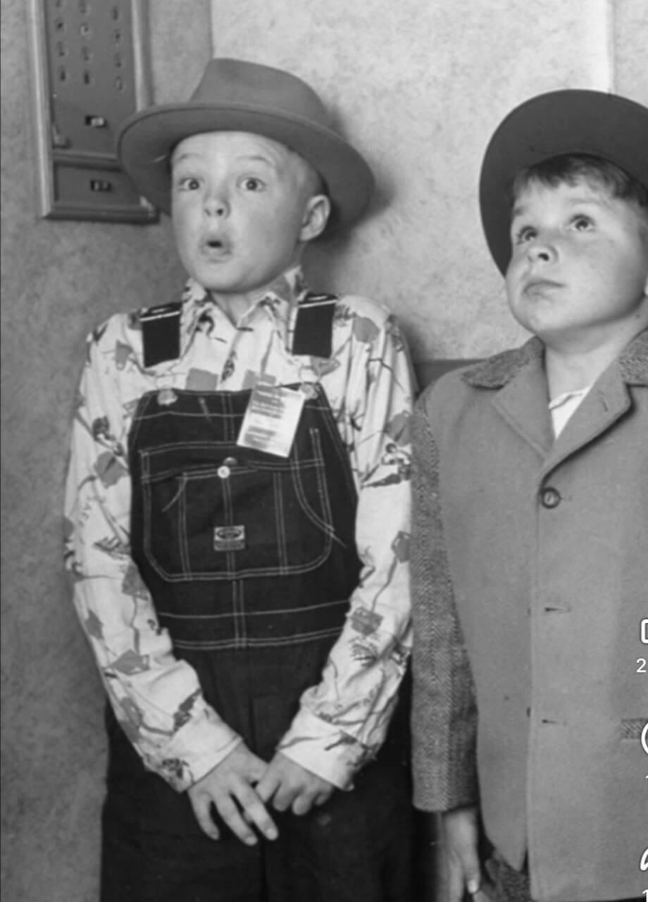 12. Два мальчика впервые едут в лифте, 1948 год