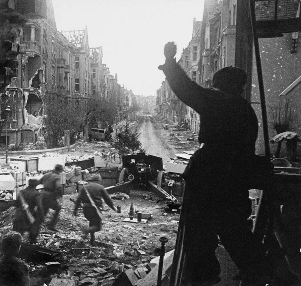 Уличный бой. 25 апреля – 2 мая 1945 года. Автор: Дмитрий Бальтерманц. Берлин.