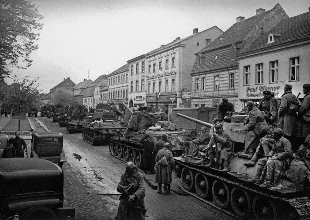 Танки идут на Берлин. Апрель 1945 года. Автор: Анатолий Егоров. Германия.