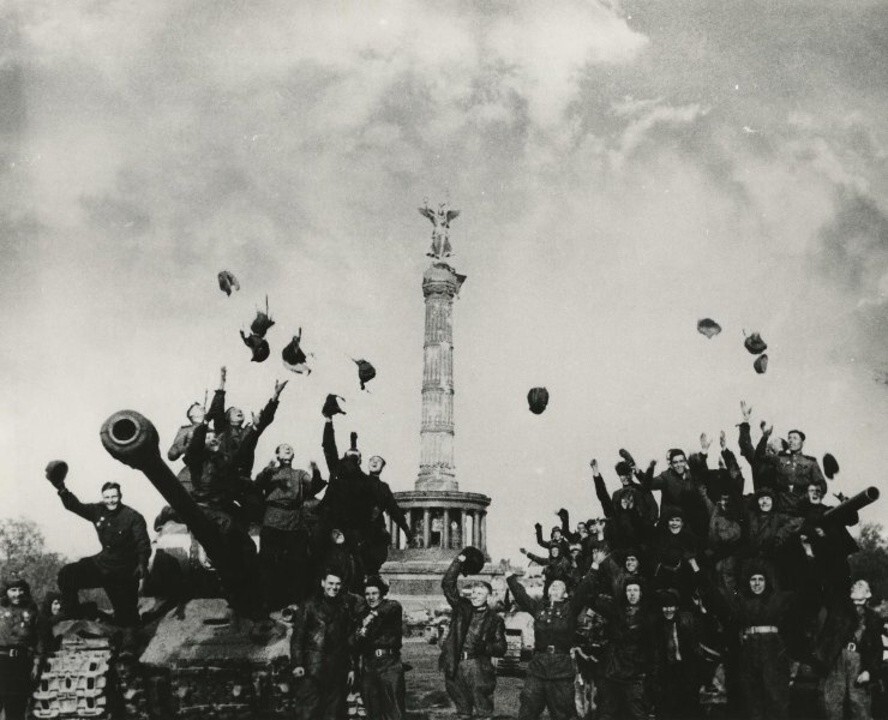 «Победа!» 9 мая 1945 года. Автор: Марк Редькин. Берлин.
