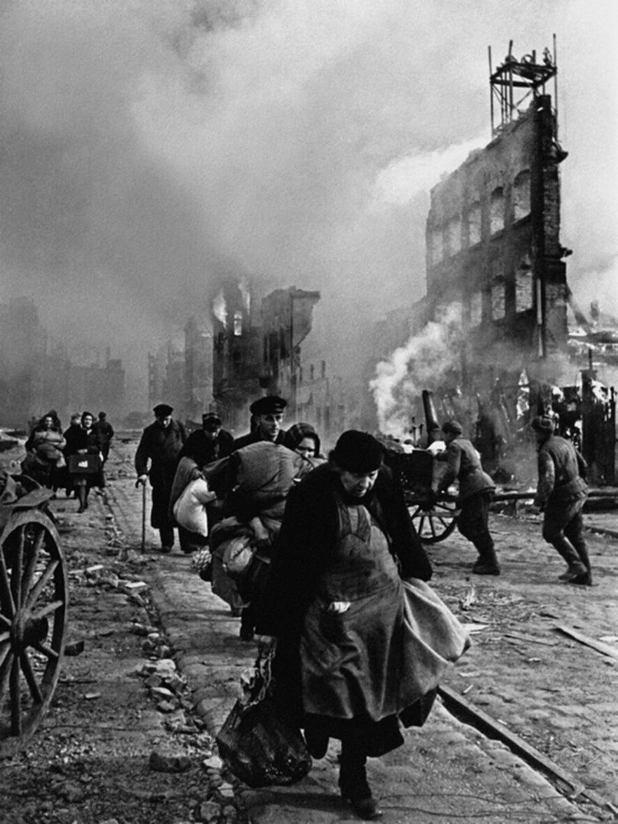 «И они познали горе. Старуха». 1945 год. Автор: Аркадий Шайхет. Восточная Пруссия.