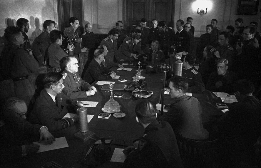 Подписание Акта о капитуляции Германии. 8 мая 1945 года. Автор: Георгий Петрусов. Берлин, Карлсхорст.
