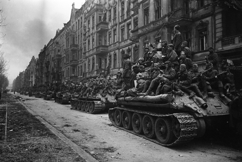 Советские войска вступили в Берлин. Апрель 1945 года. Автор: Аркадий Шайхет.