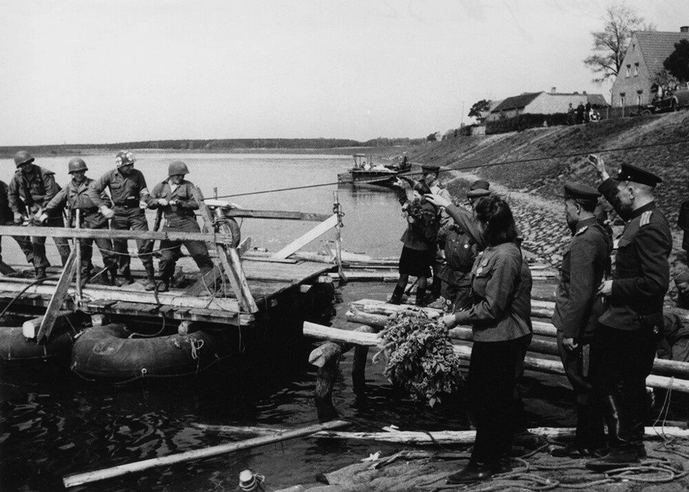 Встреча на Эльбе советских и американских войск. 25 апреля 1945 года. Автор: Александр Устинов. Германия, поселок Крейниц.