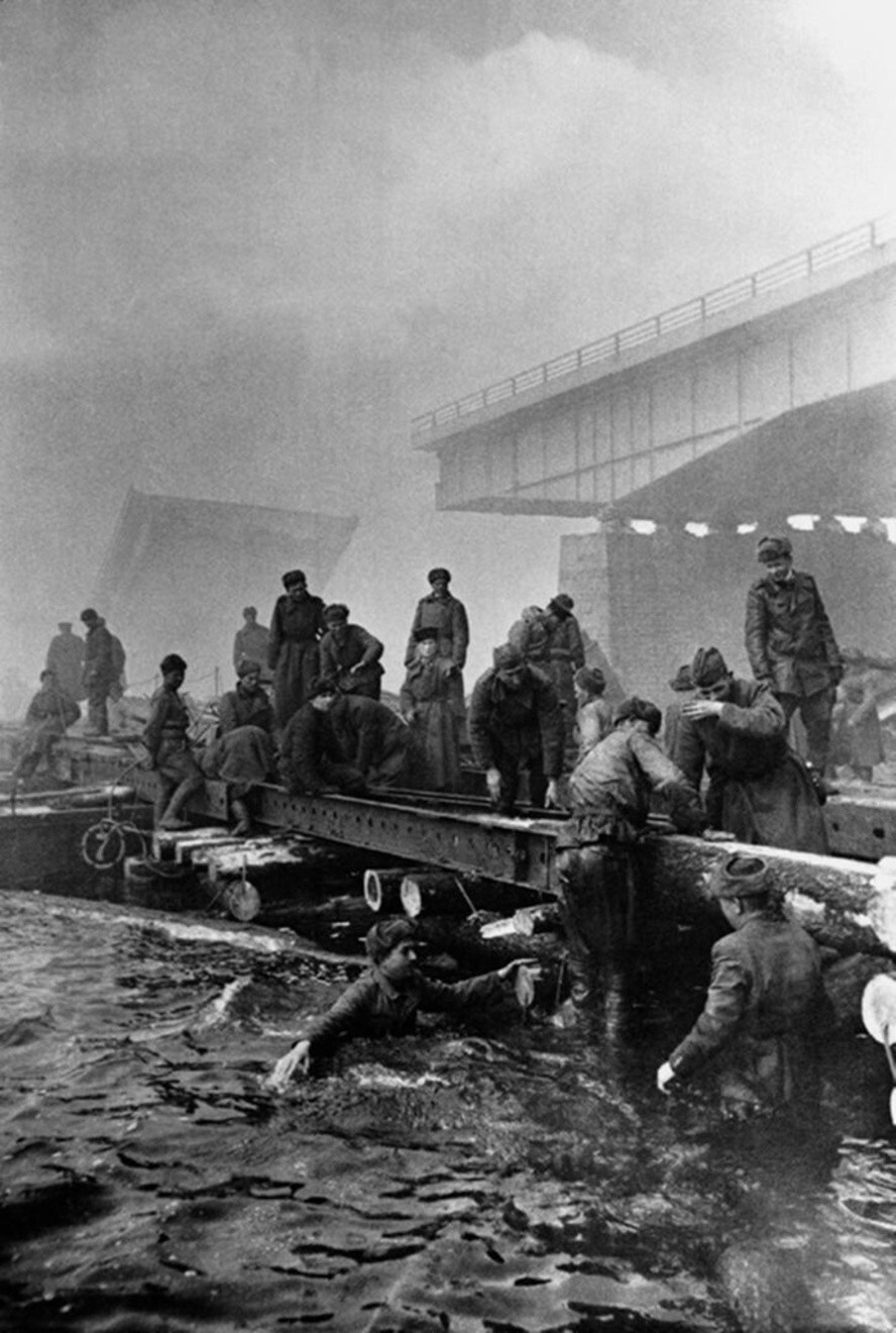Наведение понтонного моста через реку Одер. Февраль 1945 года. Автор: Аркадий Шайхет. Восточная Германия.
