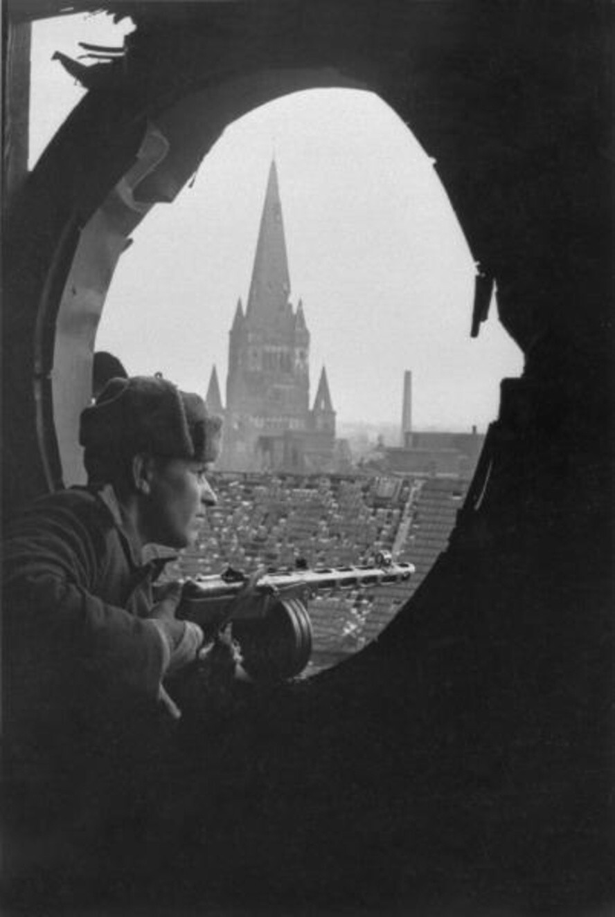 Охраняя завоеванный город. 1945 год. Автор: Дмитрий Бальтерманц.