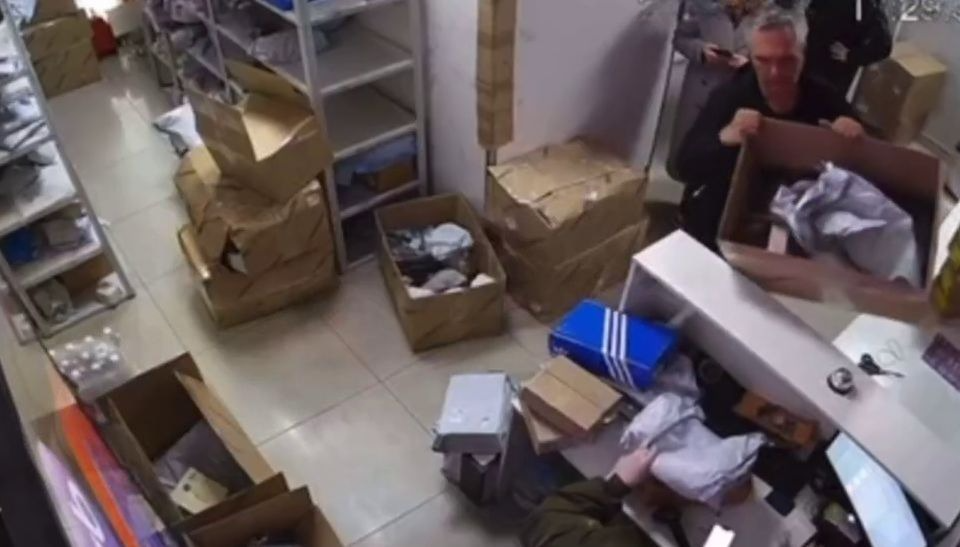 Мужчина чуть не высыпал мусор на сотрудницу ПВЗ