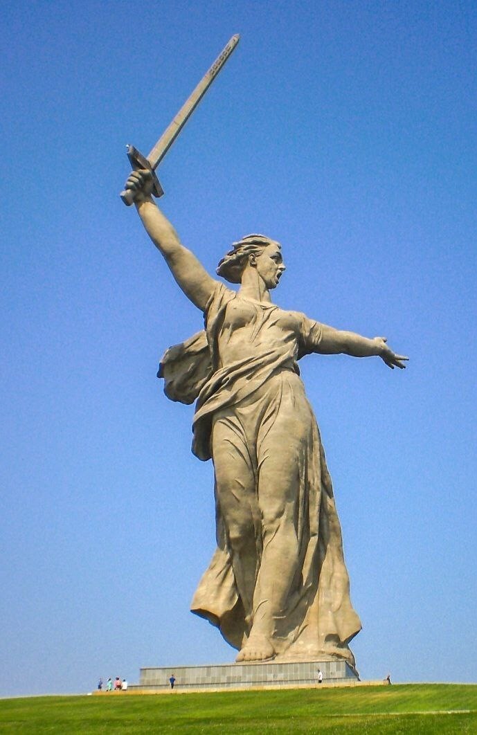 Жители Санкт-Петербурга возмутились памятнику "Родина-мать" в сандалиях