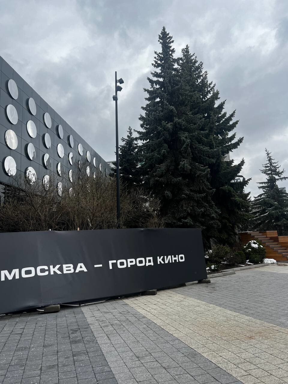 Побывал на киноскладе в Москве. Что тут хранится?