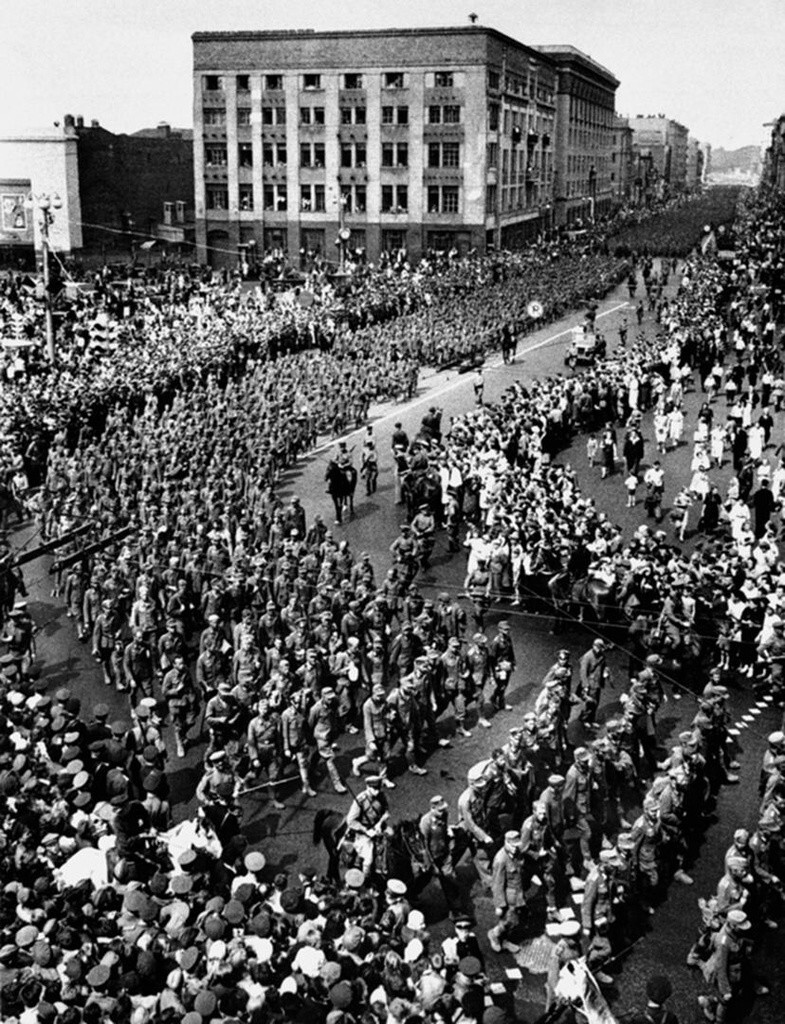 «Парад побежденных». Немецкие военнопленные на улицах Москвы. 1944 год. Автор: Дмитрий Бальтерманц.
