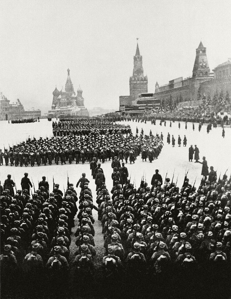 Парад на Красной площади. 7 ноября 1941 года. Автор: Аркадий Шайхет. Москва.