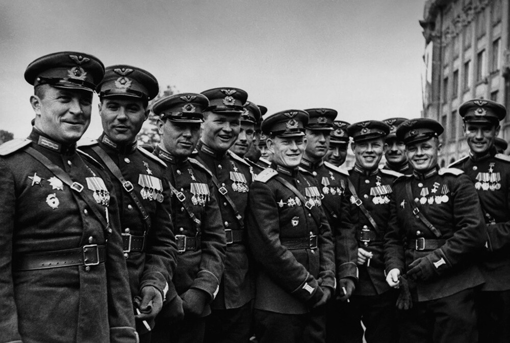 Летчики – Герои Советского Союза. Парад Победы на Красной площади. 24 июня 1945 года. Автор: Тимофей Мельник. Москва.