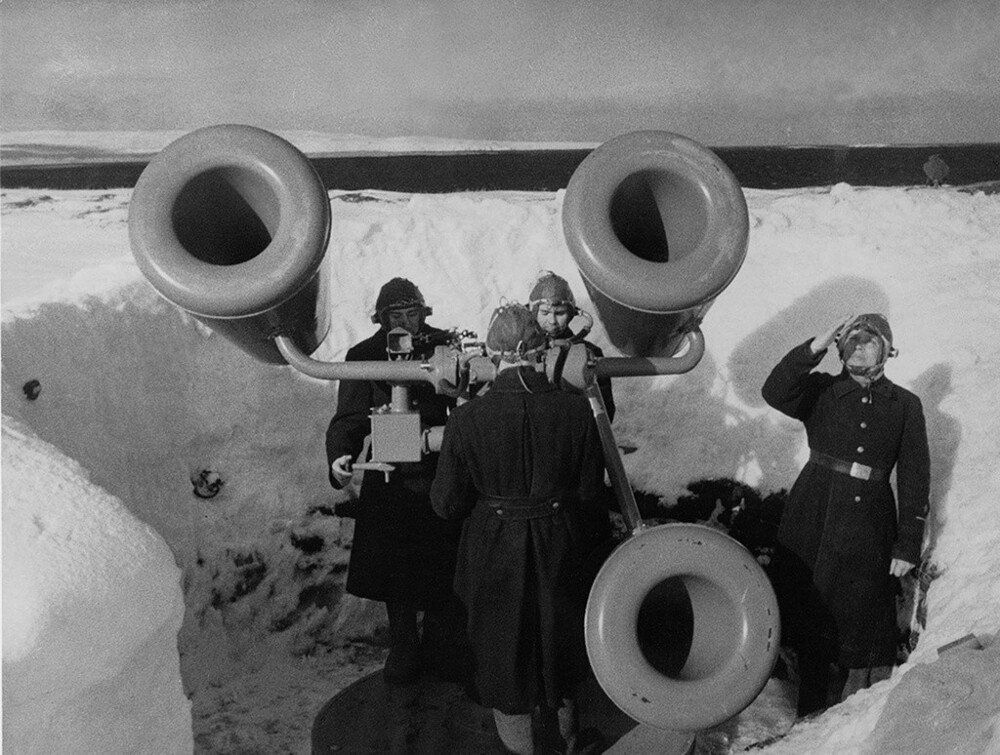 «Слухачи». Аэроакустики прослушивают небо. 1941–1942 годы. Автор: Сергей Шиманский. Мурманская область, полуостров Рыбачий.