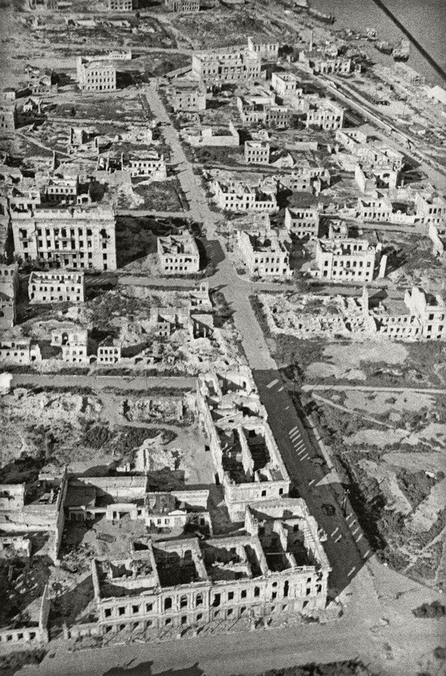 Разрушенный Сталинград. 1943 год. Автор: Владислав Микоша.
