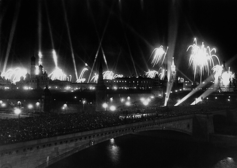Салют Победы 9 мая 1945 года. Автор: Сергей Васин. Москва.