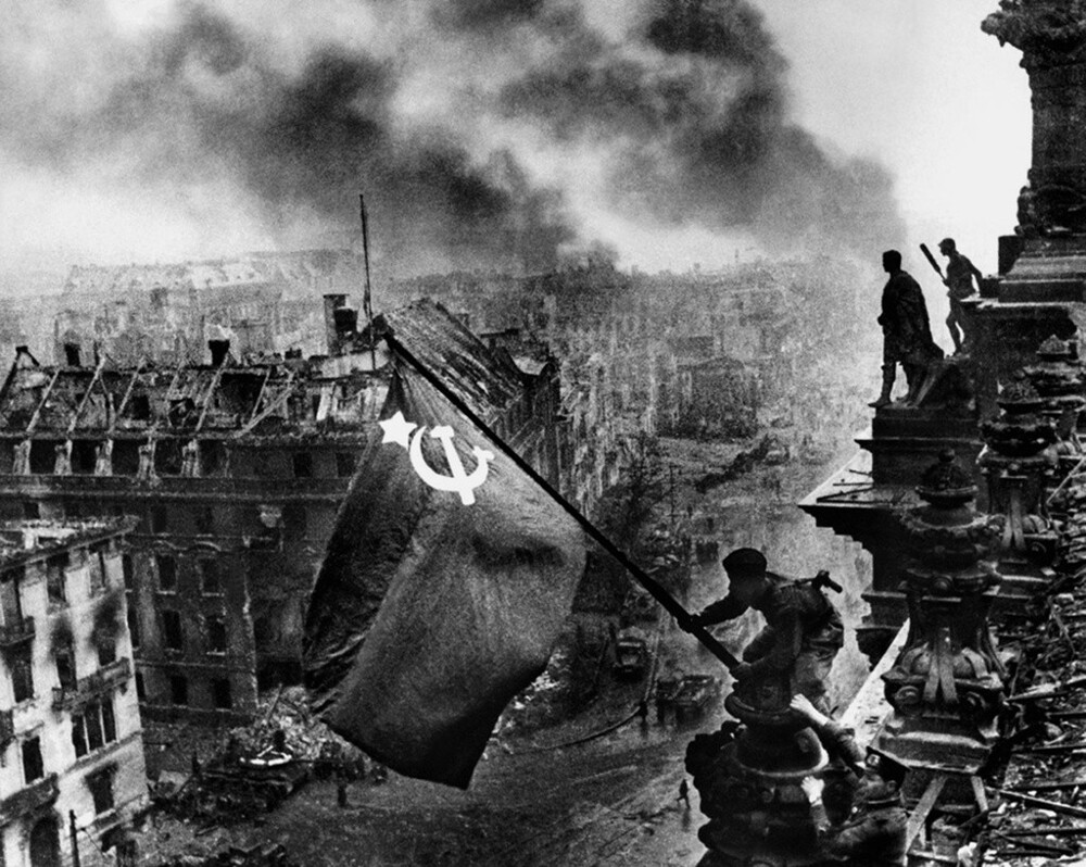 Знамя Победы над Рейхстагом. 30 апреля 1945 года. Автор: Евгений Халдей. Берлин.