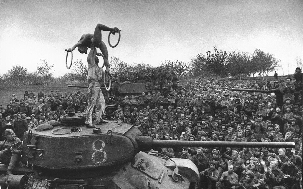 «Веселая минутка на пути в Берлин». 1945 год. Автор: Дмитрий Бальтерманц.