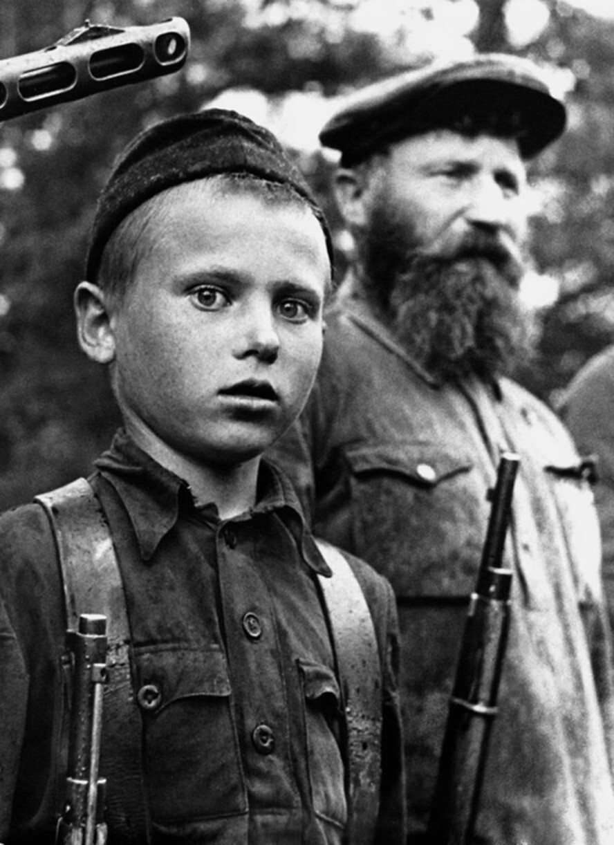 Юный партизан-разведчик Петр Гурко из отряда «За власть Советов» награждается медалью «За отвагу». 1942 год. Автор: Михаил Трахман. 