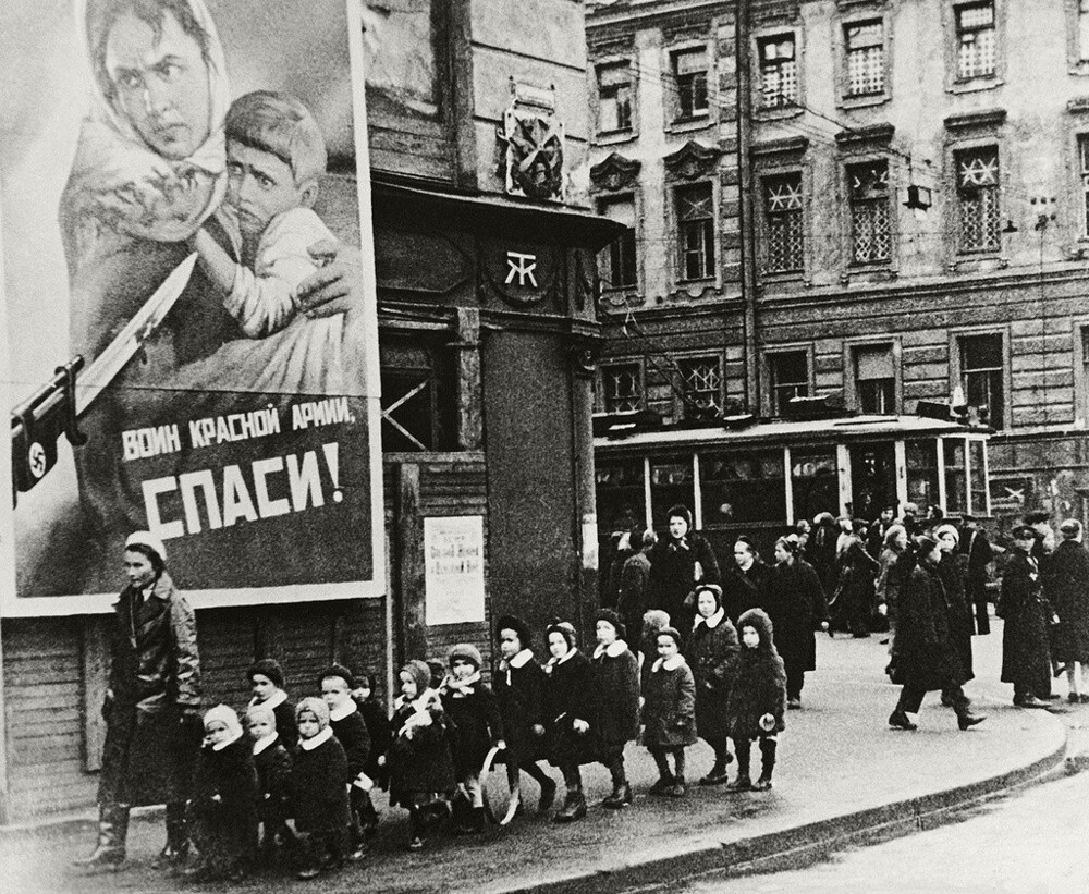 В блокадном Ленинграде. 1942 год. Автор: Борис Кудояров.