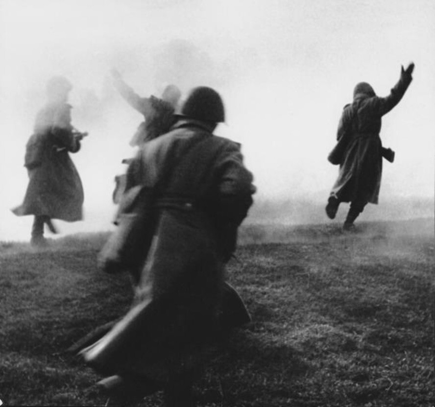 «Вперед!» 1942 год. Автор: Дмитрий Бальтерманц.